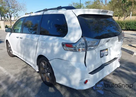 2017 Toyota Sienna Se 8 Passenger z USA, uszkodzony, nr VIN 5TDXZ3DC8HS885776